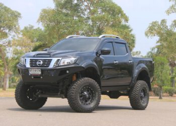 4×4 Legacy : NAVARA ลุยด้วย UNICORN 6 นิ้ว กันชนหน้า/หลัง PHOENIX โป่งเย็บ XL+บันได E-Board AMADA จัดให้