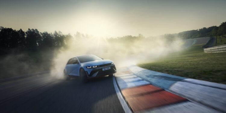 IONIQ 5 N คว้ารางวัลรถยนต์ไฟฟ้า 5 ประตูสมรรถนะสูงยอดเยี่ยม จาก 2024 TopGear.com Electric Awards