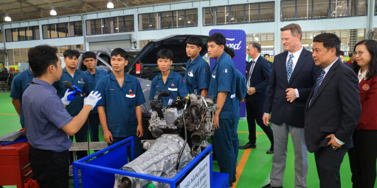 ฟอร์ดมอบทุนการศึกษาพร้อมเครื่องยนต์ แก่วิทยาลัยเทคนิคสัตหีบ ในโครงการ ‘เปลี่ยนความรู้ สู่อาชีพ’ ปีที่ 7