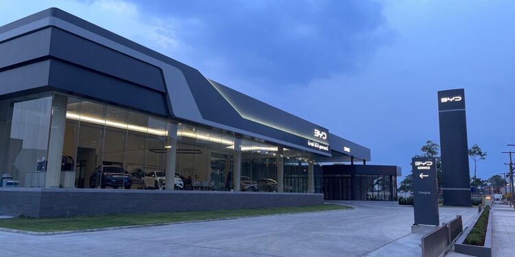 BYD เปิดโชว์รูม EV-D อุบล แห่งที่ 300 ของเอเชียแปซิฟิก ขนาดใหญ่ที่สุดในเอเชียตะวันออกเฉียงใต้ และเป็นโชว์รูมบีวายดีแห่งที่ 108 ในประเทศไทยตอบรับดีมานด์โตต่อเนื่องพร้อมหนุนไทยเป็นศูนย์กลางอีวีเต็มรูปแบบ