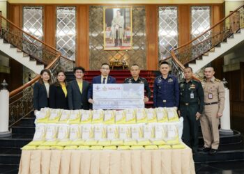 โตโยต้ามอบข้าวสารจากโรงสีข้าวรัชมงคล จำนวน 5,000 กิโลกรัม แก่กระทรวงกลาโหม เพื่อถวายเป็นพระราชกุศลแด่พระบาทสมเด็จพระเจ้าอยู่หัว เนื่องในโอกาส พระราชพิธีมหามงคลเฉลิมพระชนมพรรษา 6 รอบ
