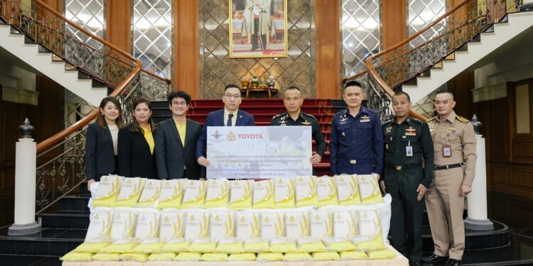 โตโยต้ามอบข้าวสารจากโรงสีข้าวรัชมงคล จำนวน 5,000 กิโลกรัม แก่กระทรวงกลาโหม เพื่อถวายเป็นพระราชกุศลแด่พระบาทสมเด็จพระเจ้าอยู่หัว เนื่องในโอกาส พระราชพิธีมหามงคลเฉลิมพระชนมพรรษา 6 รอบ