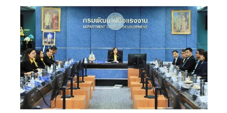 โตโยต้าเข้าร่วมพิธีส่งมอบผู้ผ่านการฝึกอบรมในสาขาช่างซ่อมตัวถังและสีรถยนต์ ภายใต้ความร่วมมือระหว่างกรมพัฒนาฝีมือแรงงาน กับ บริษัท โตโยต้า มอเตอร์ ประเทศไทย จำกัด