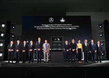 เมอร์เซเดส-เบนซ์ เดินหน้าต่อสัญญา 10 ปี ขยายฐานการผลิตรถยนต์พลังงานไฟฟ้าในไทยพร้อมส่งมอบเซลล์แบตเตอรี่ให้ สวทช. นำไปวิจัยด้านพลังงาน