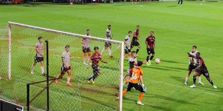 มาสด้าผนึกสวาทแคทสนับสนุนกีฬาโอลิมปิคพาลูกค้าชมฟุตบอลนัดพิเศษเพื่อการกุศล